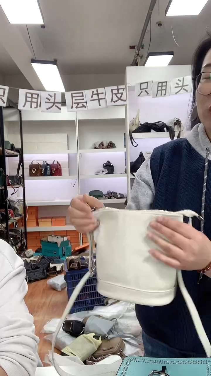 头层牛皮清货真皮 新水桶白色