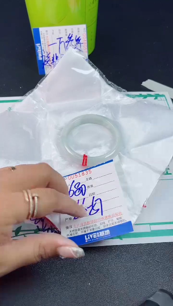 翡翠手镯未镶嵌翡翠手镯