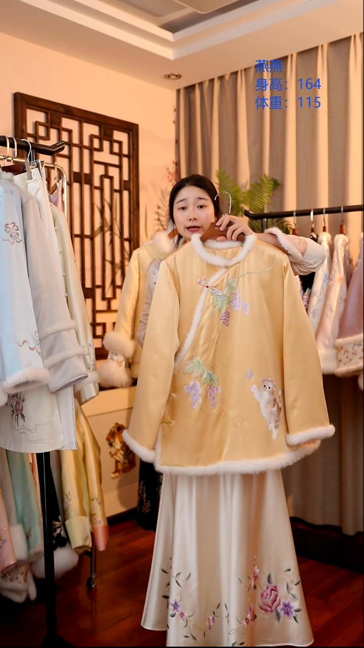 刺绣金色桑蚕丝猫咪上衣