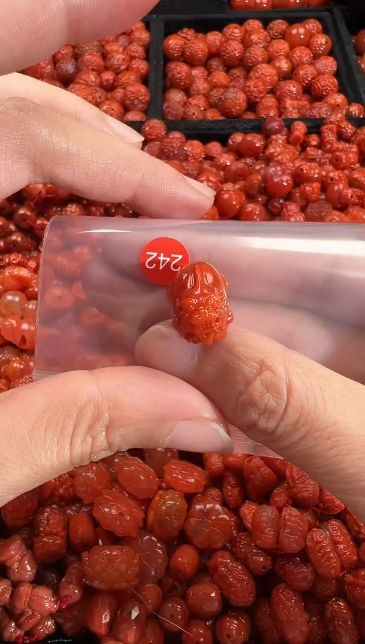 颈饰未镶嵌南红玛瑙1