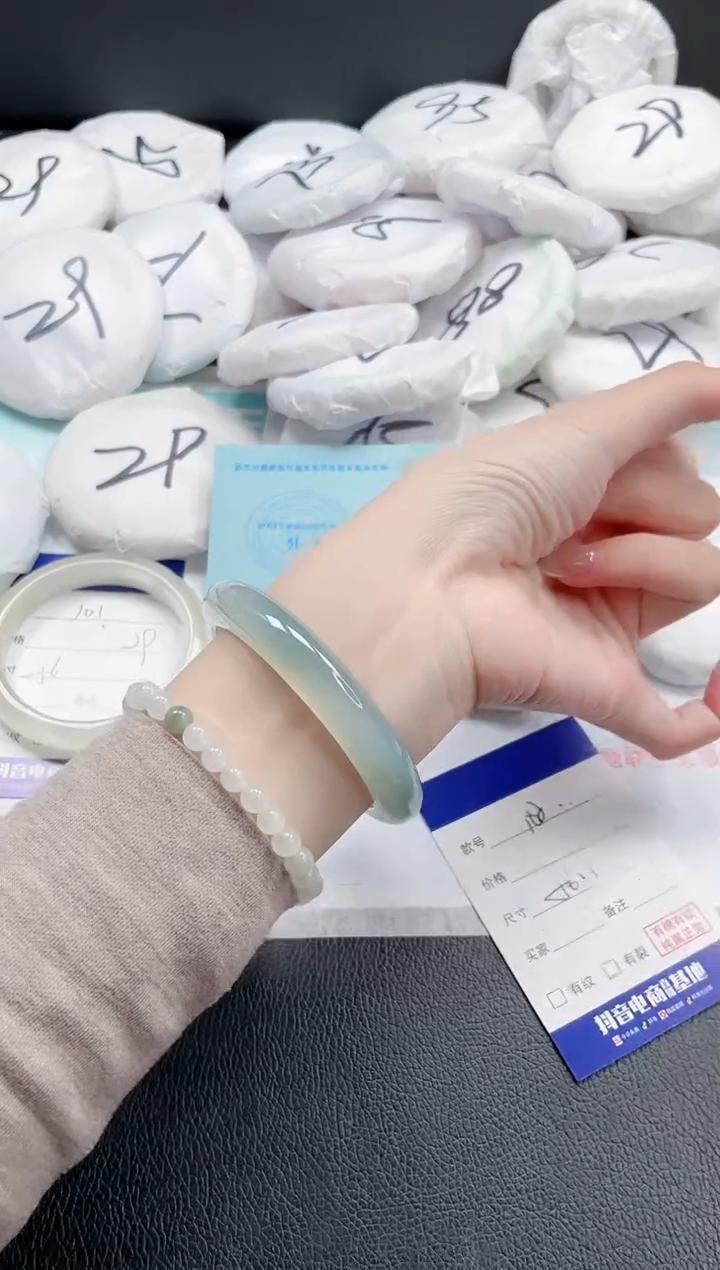 【闪购商品】石英质玉手镯未镶嵌14J102-56