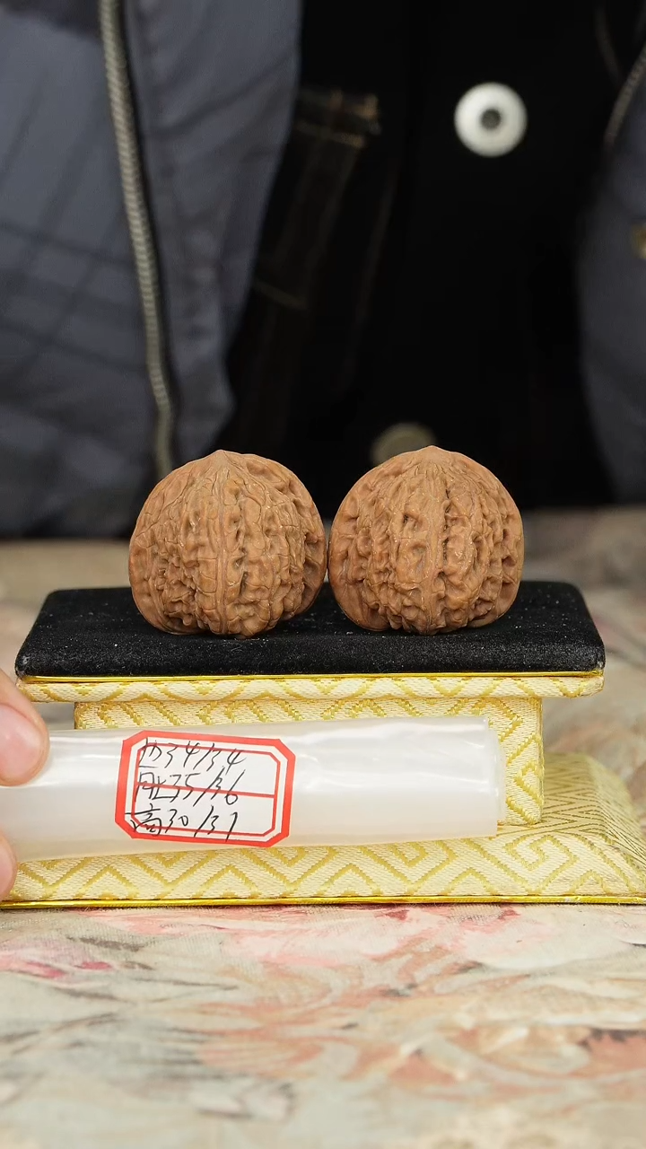 【闪购商品】文玩核桃把件密纹