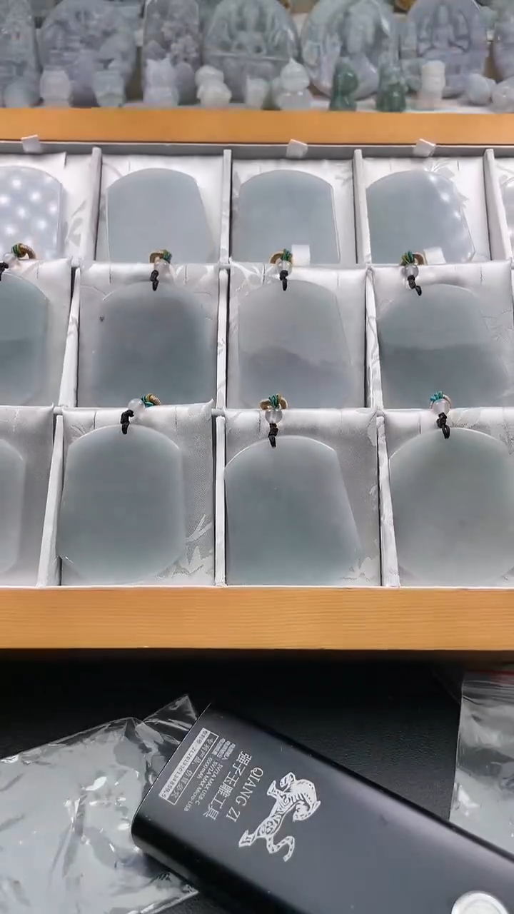 翡翠未镶嵌颈饰..../7/5/ 172多样性发其