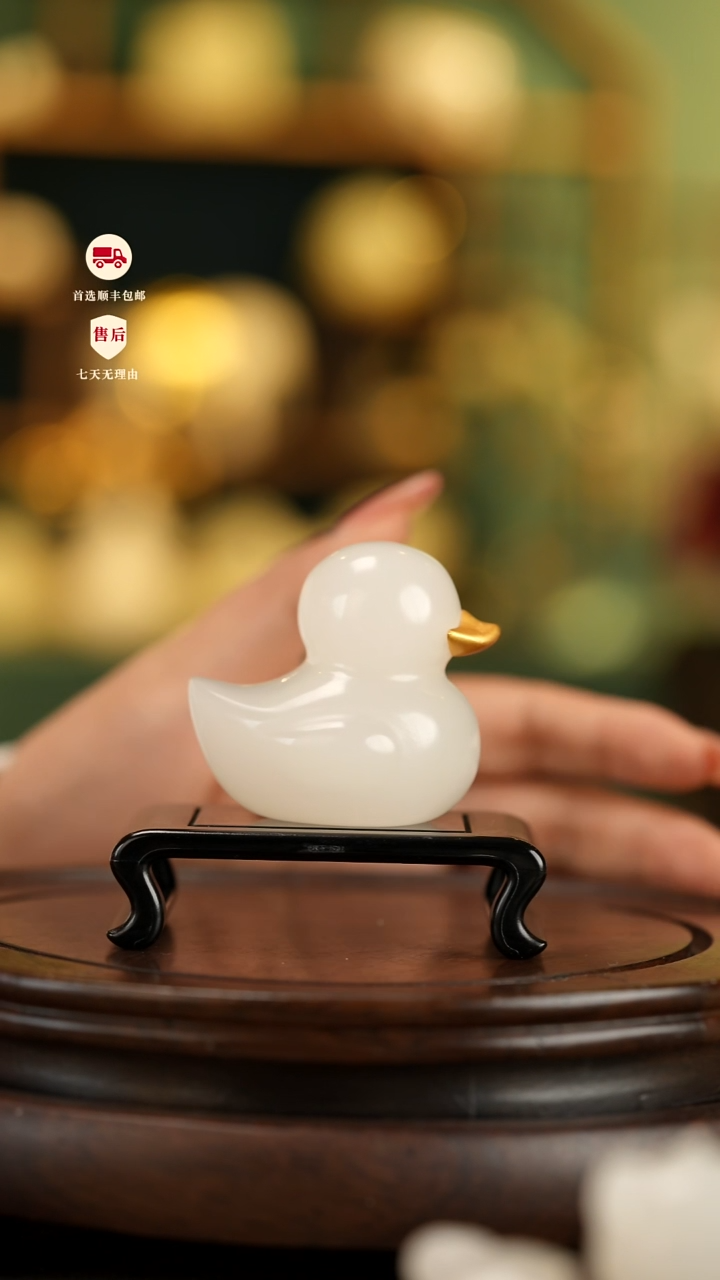 云南石荔枝白雕刻：快乐鸭摆件