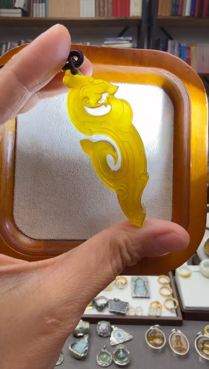琥珀颈饰未镶嵌龙形佩吊坠
