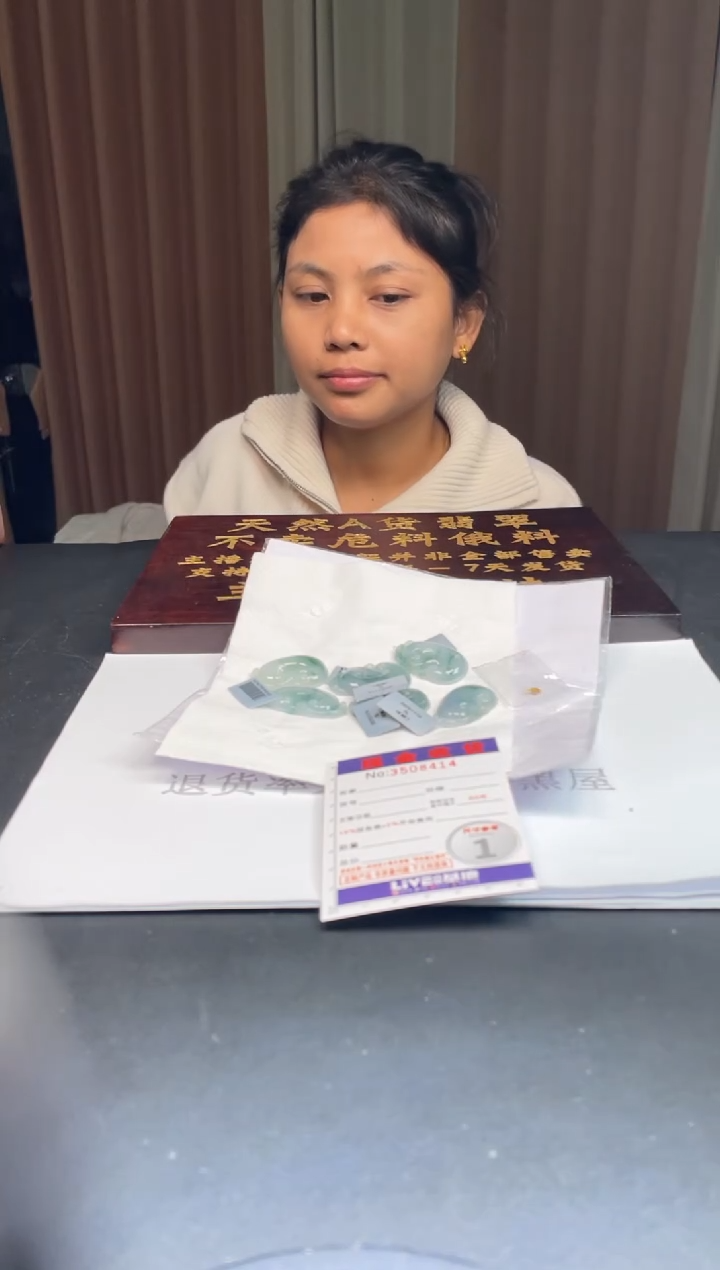 未镶嵌定制翡翠未抛光毛货多样性发其一拍一发一8414配金扣