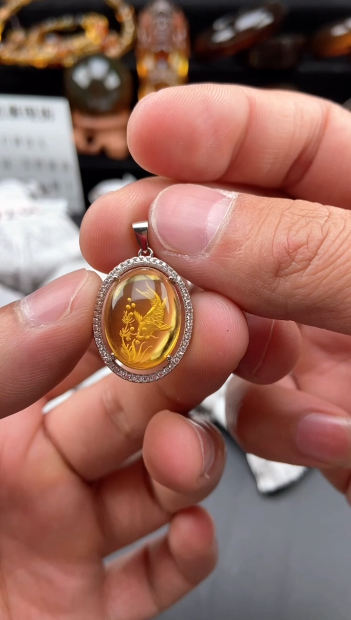 【闪购商品】琥珀颈饰银S925镶嵌阴雕连年有鱼吊坠