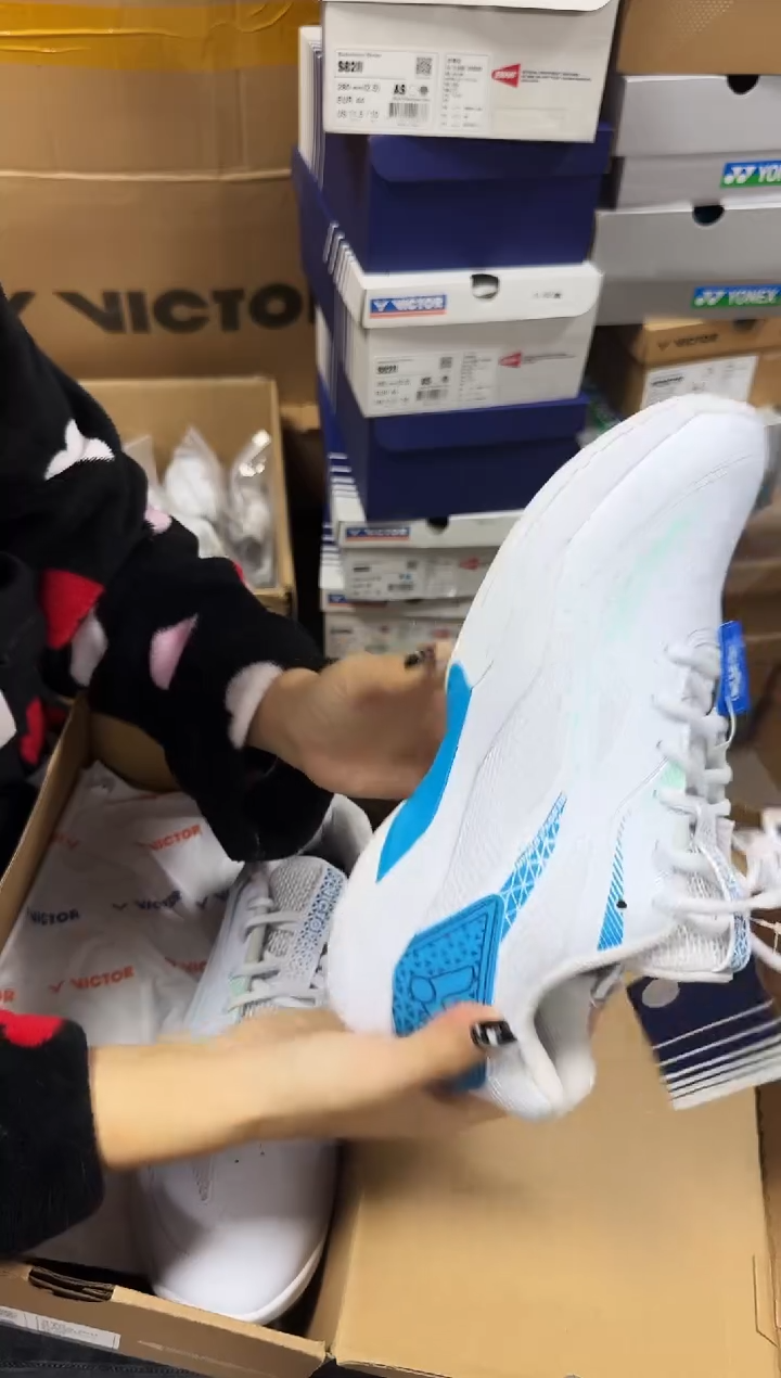 44 正品微瑕 240 40.5码