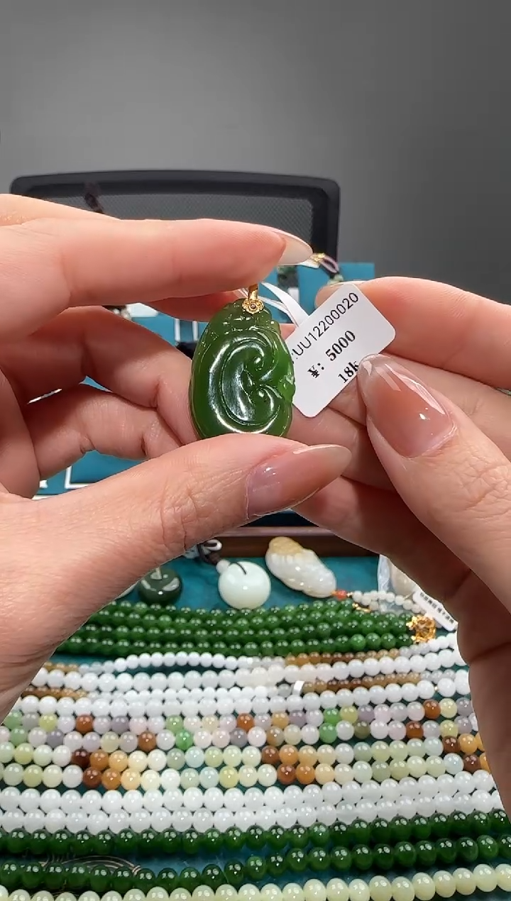 颈饰18K金镶嵌和田玉吊坠  UU