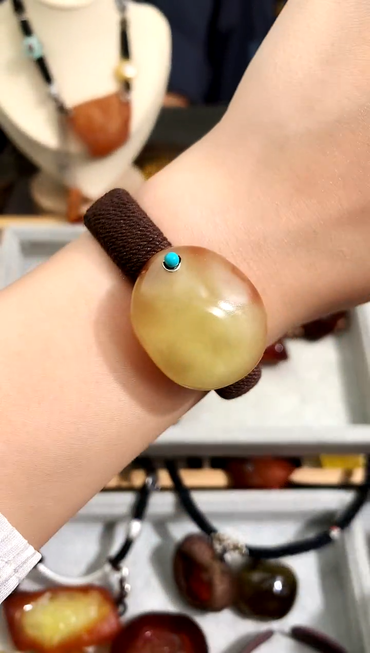 未镶嵌琥珀裸石似玉