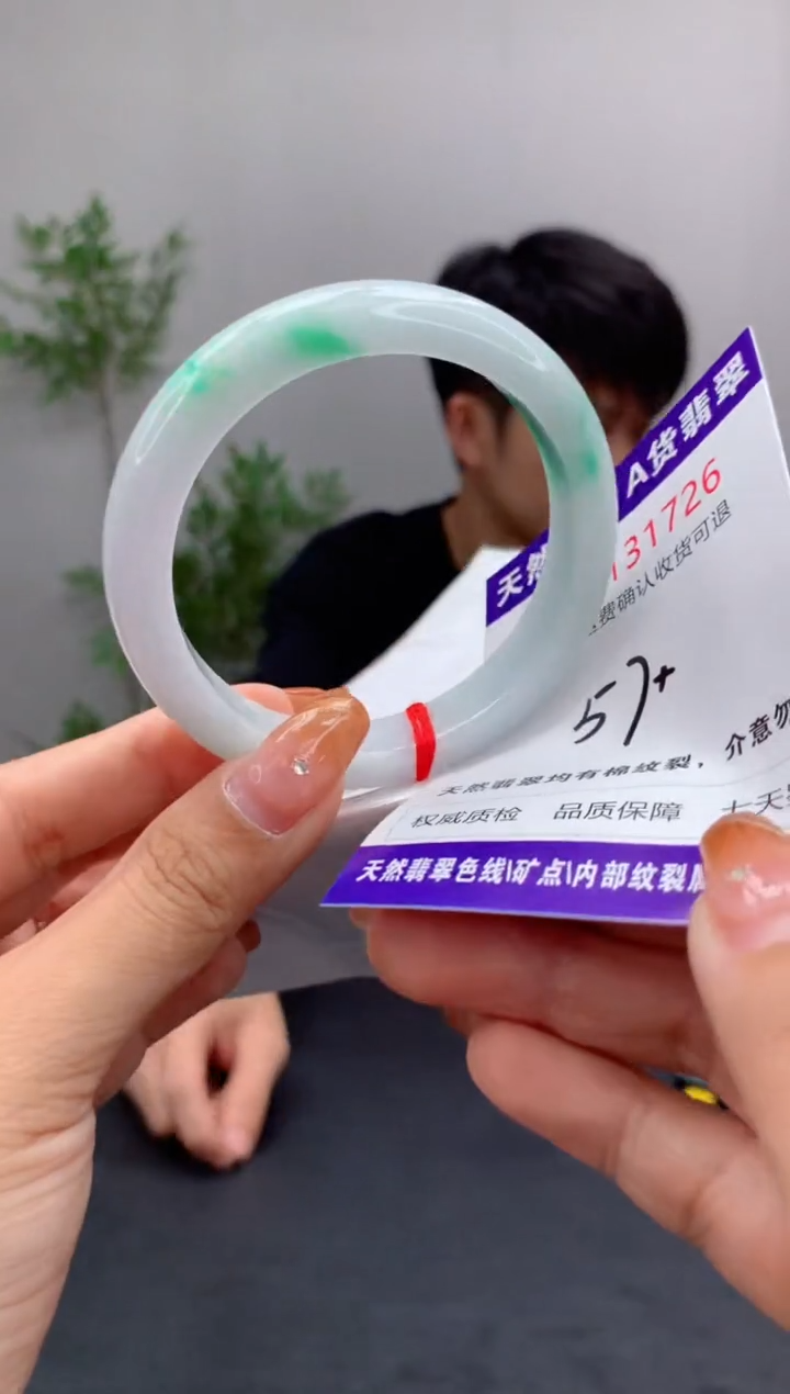 未镶嵌手镯翡翠有纹，完美者勿拍