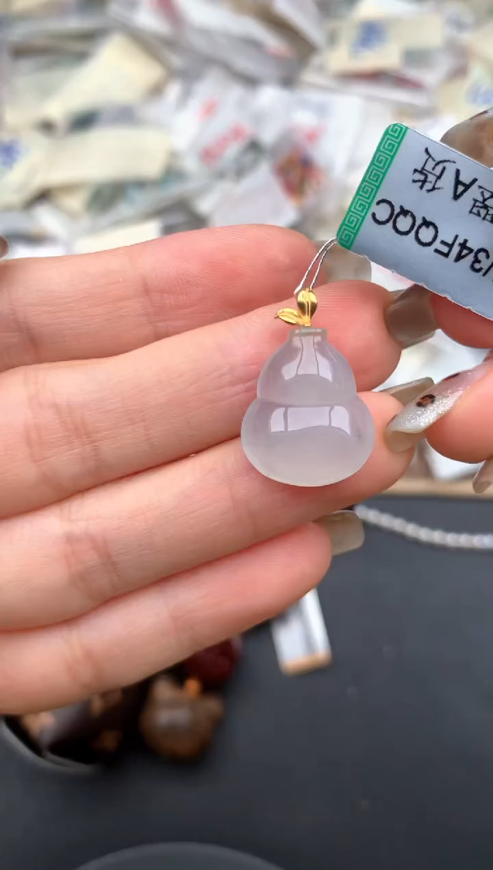 18K金镶嵌挂件翡翠一