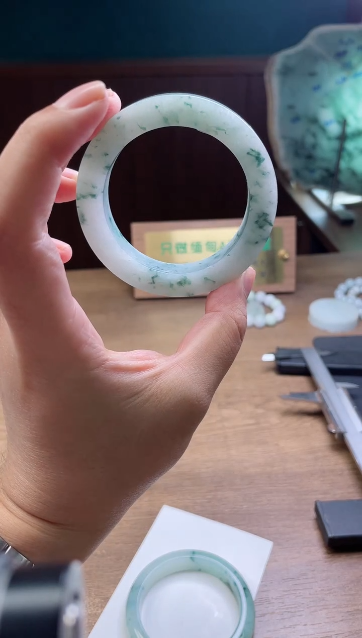 未镶嵌手镯定制翡翠?**?定制