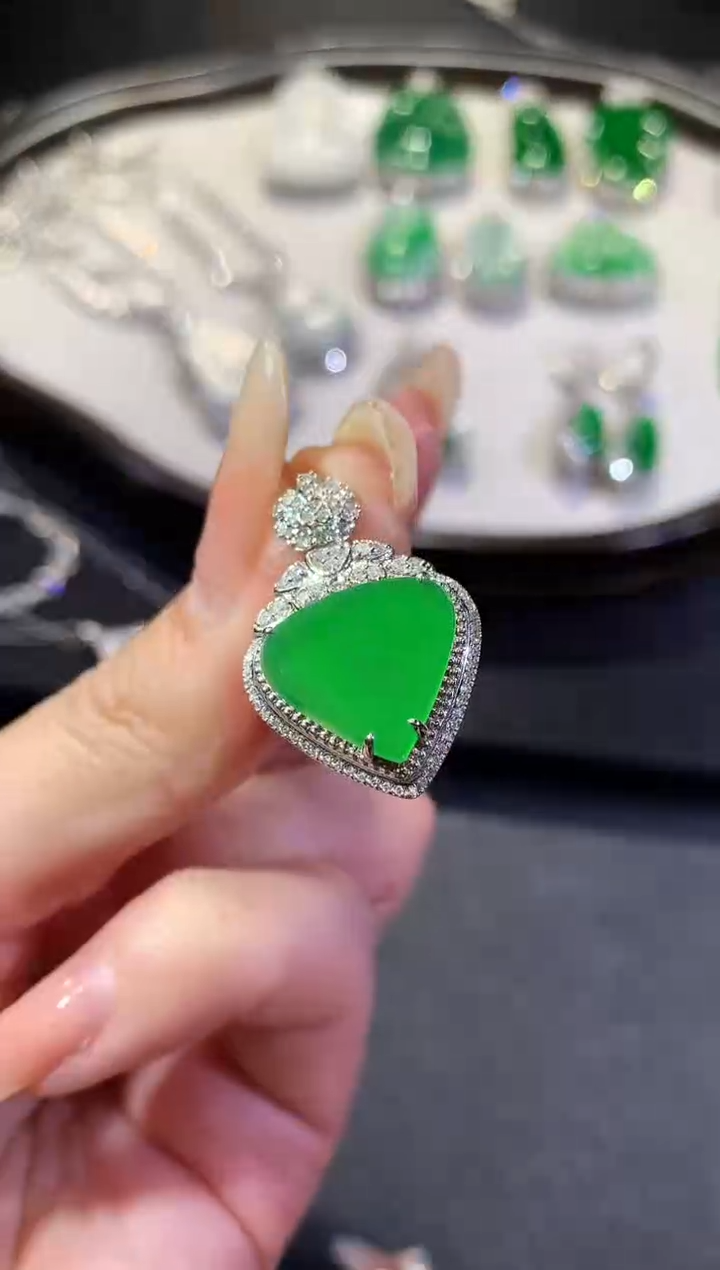 【闪购商品】翡翠吊坠(不含链)18K金镶嵌61-爱心