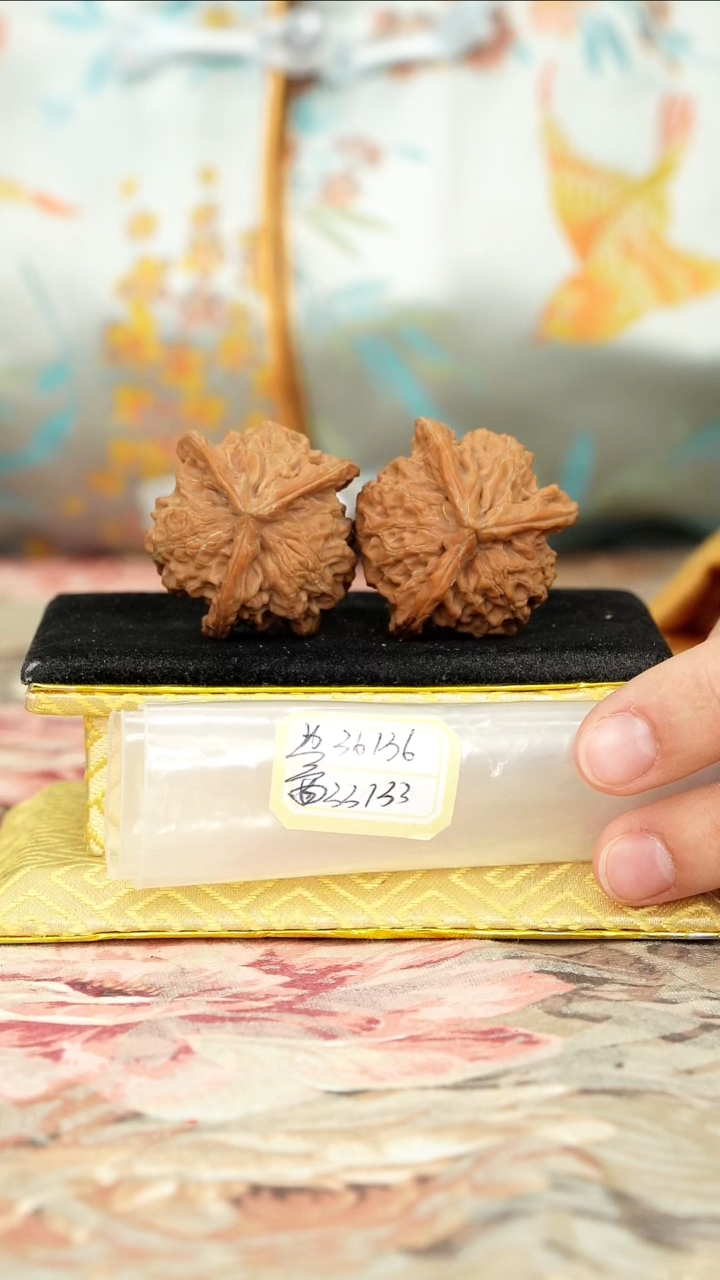 【闪购商品】文玩核桃把件盘山三棱