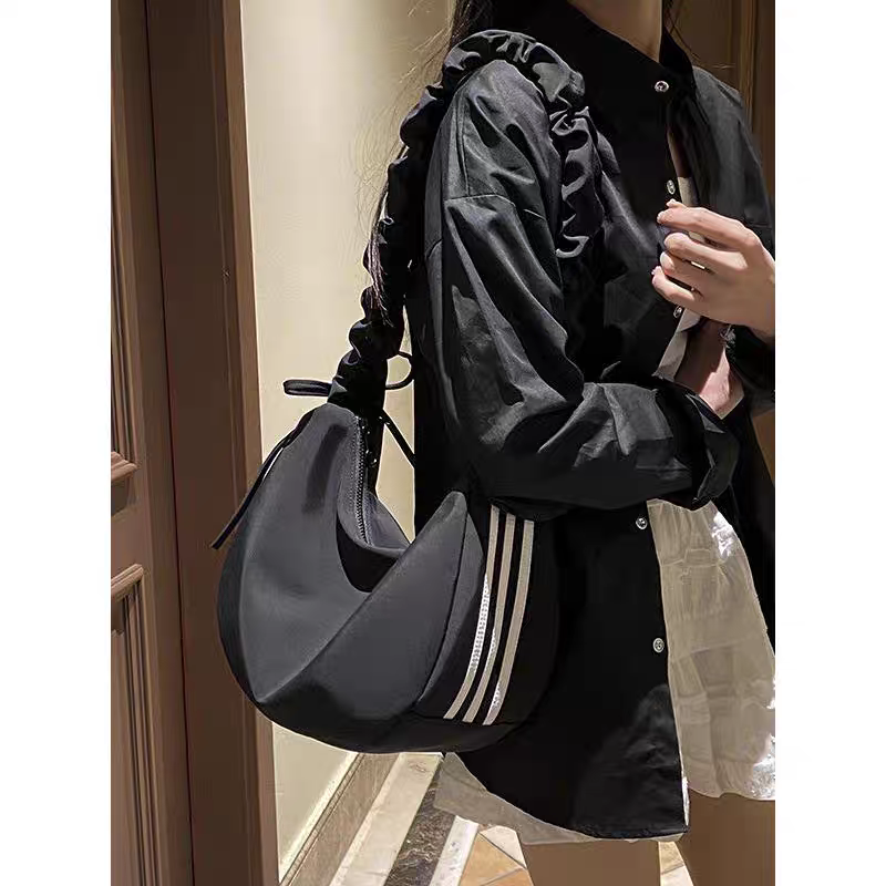 [商场撤柜]简约百搭时尚云朵包斜跨休闲包