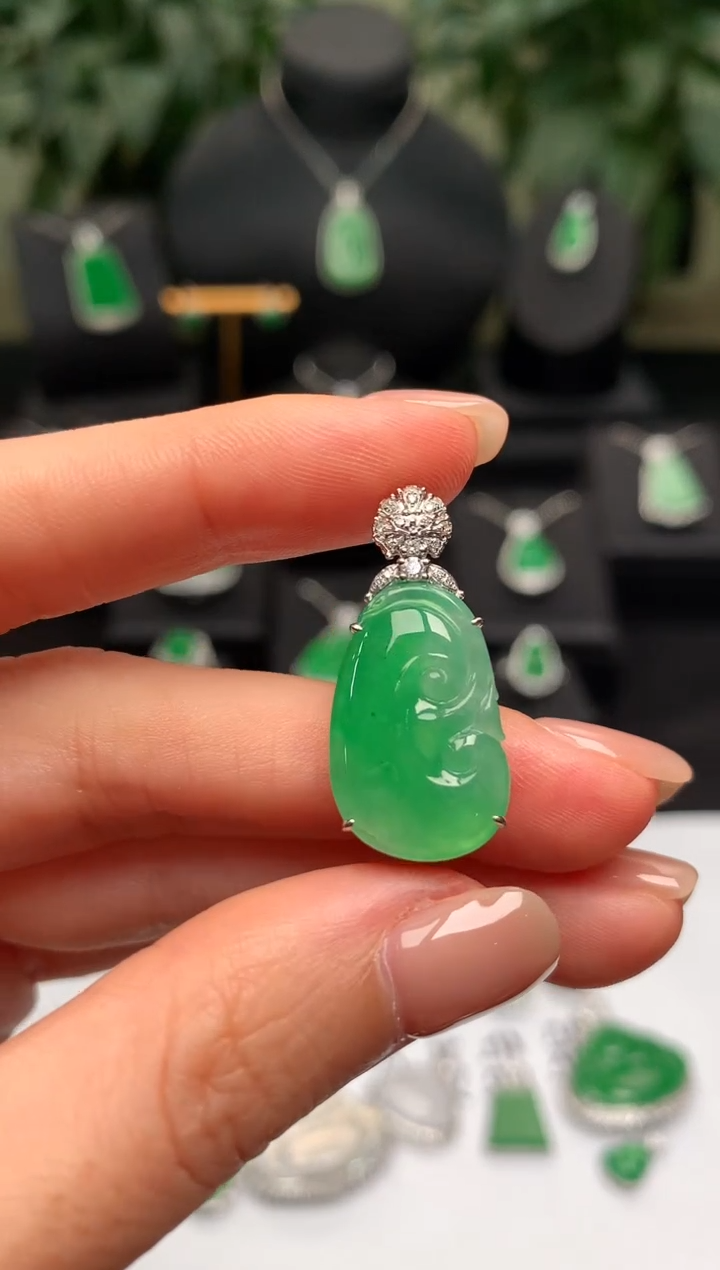 颈饰18K金镶嵌翡翠如意