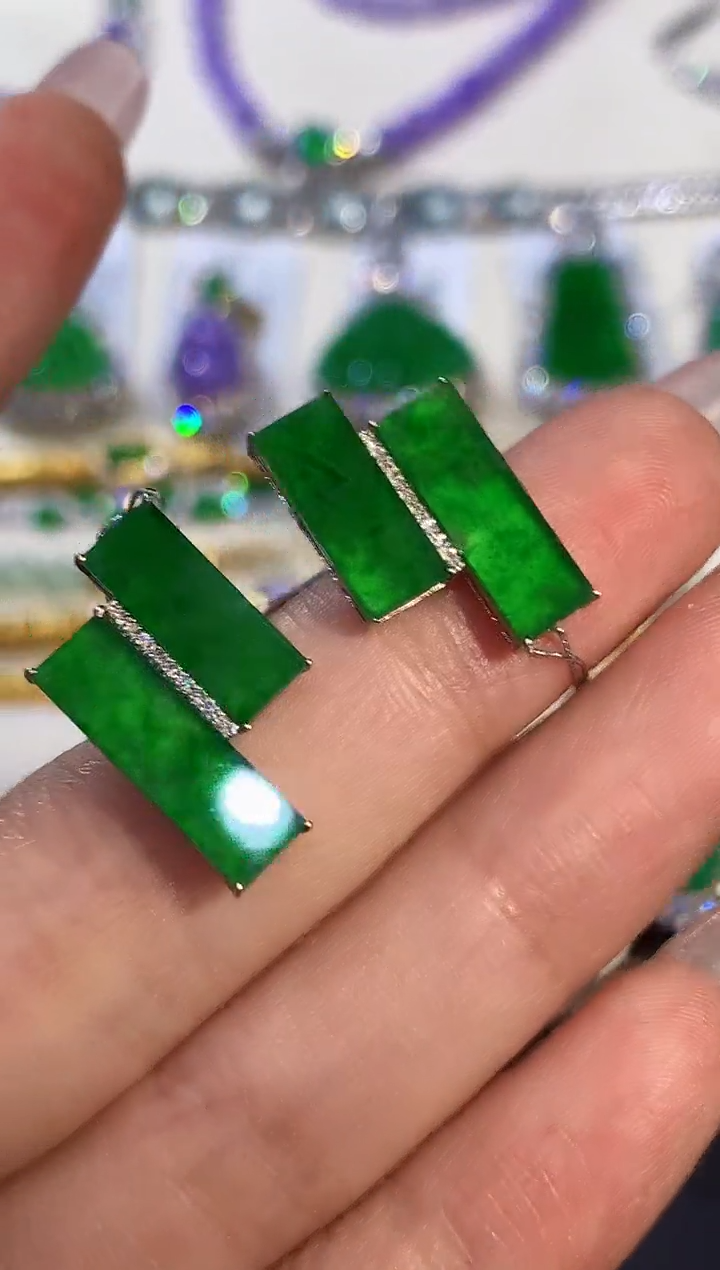 18K金镶嵌翡翠耳饰多样性发其一