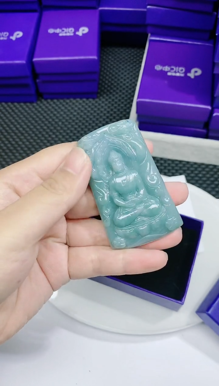 翡翠未镶嵌颈饰           