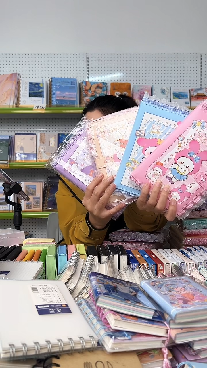 32K蕾丝pu磁扣本96张-妮妮兔日记-封面随机2本