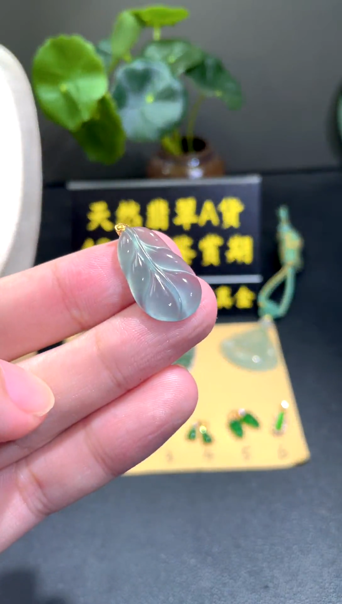 颈饰18K金镶嵌翡翠翡翠A货