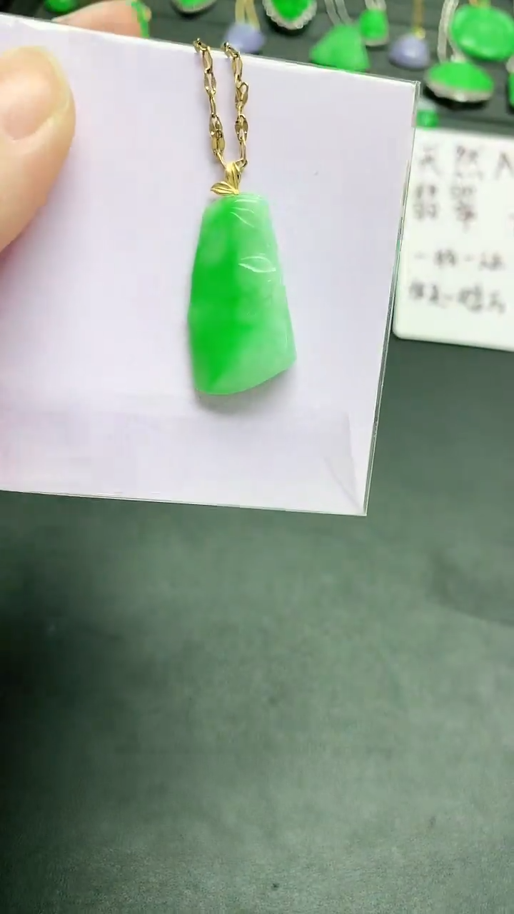 颈饰18K金镶嵌翡翠赠礼盒证书