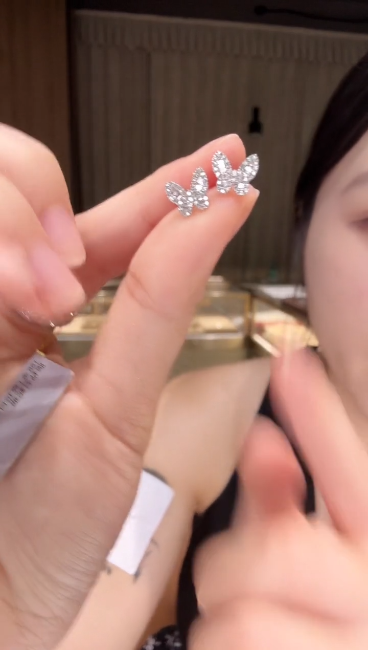 18K金镶嵌耳饰钻石蝴蝶