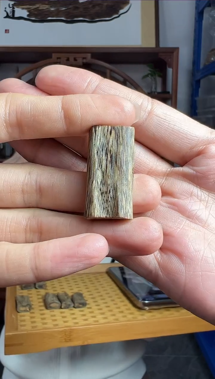 【闪购商品】沉香吊坠乌身圆叶母树素牌4克一个