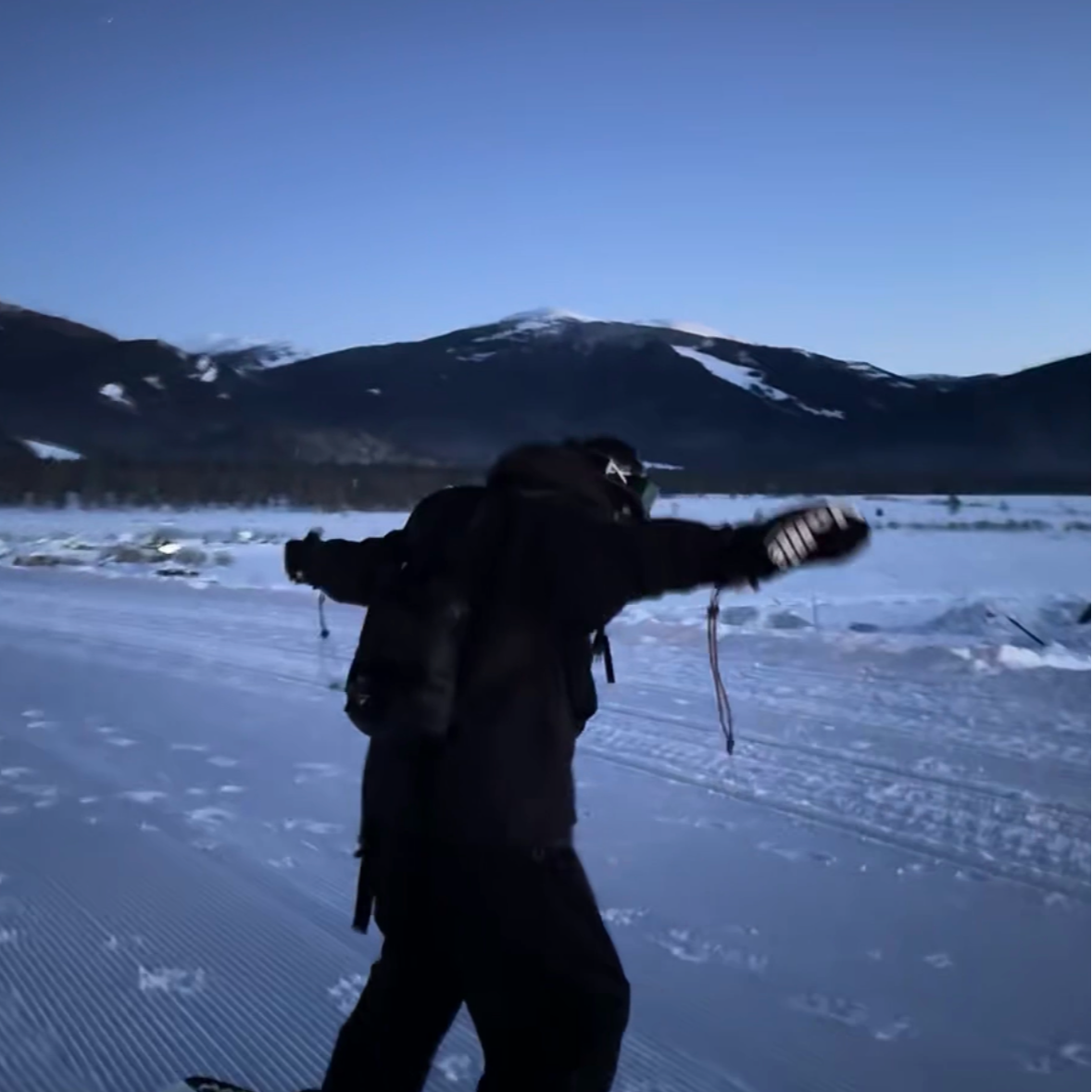 新年新款简约大气成熟稳重MMX系列鸭绒服连帽