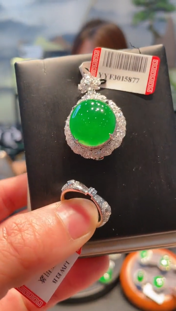 【闪购商品】翡翠颈饰18K金镶嵌A60两用