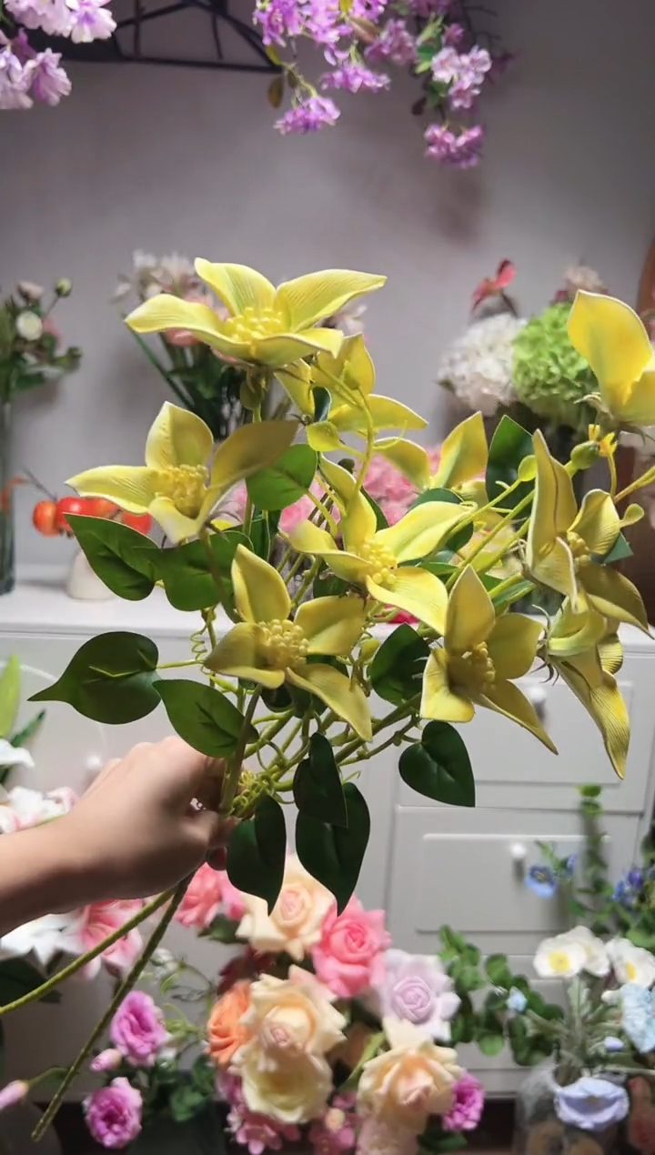 2枝黄色油画百合