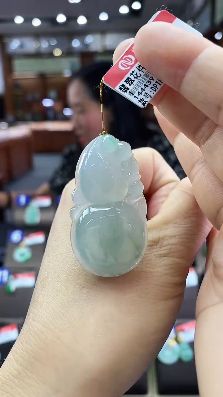翡翠未镶嵌颈饰葫芦