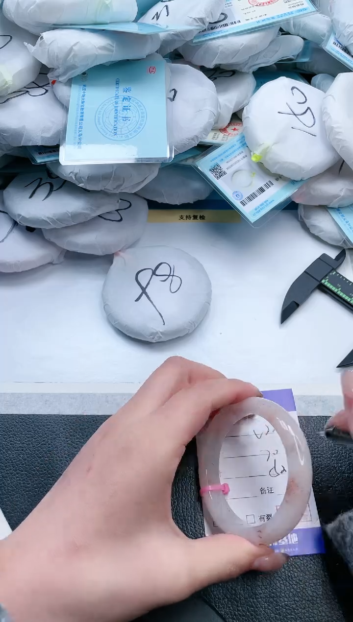 【闪购商品】石英质玉手镯未镶嵌17V220-52