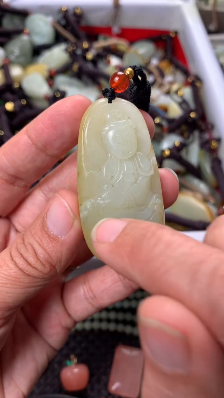 【闪购商品】和田玉颈饰未镶嵌多样性发货没有证书.拍一发一，有瑕