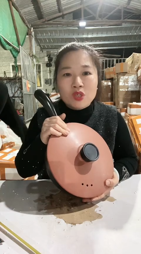 陶06明显瑕疵不圆黑色手把带盖