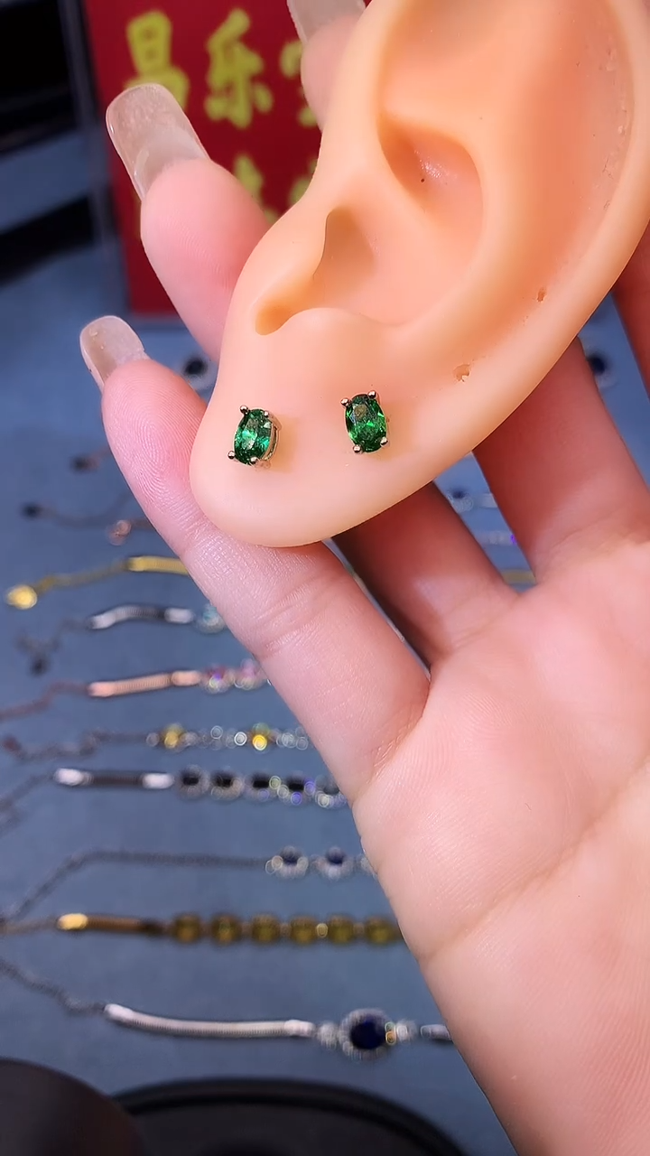 【闪购商品】透辉石耳饰银S925镶嵌1111