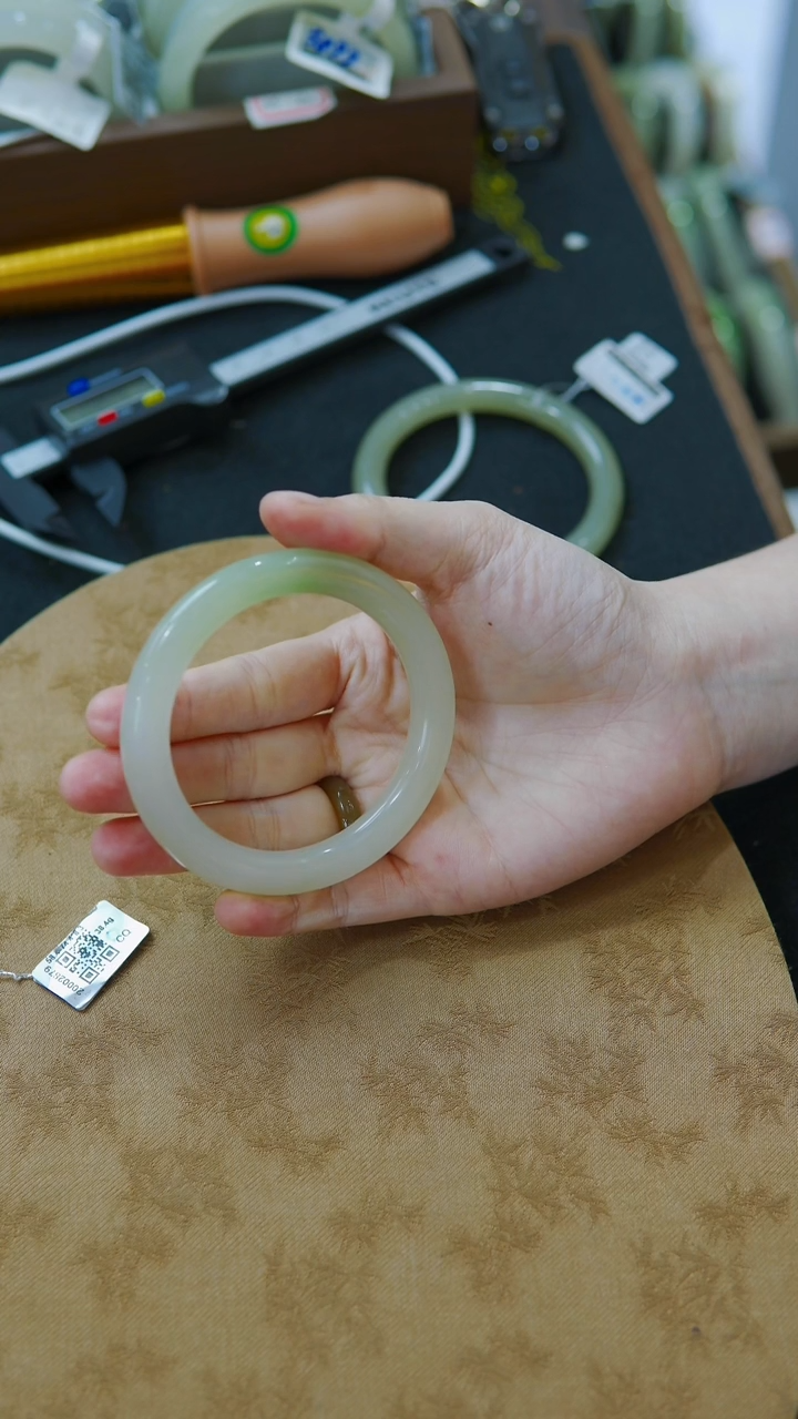 和田玉手镯未镶嵌56-57圈口胖圆条白底翠