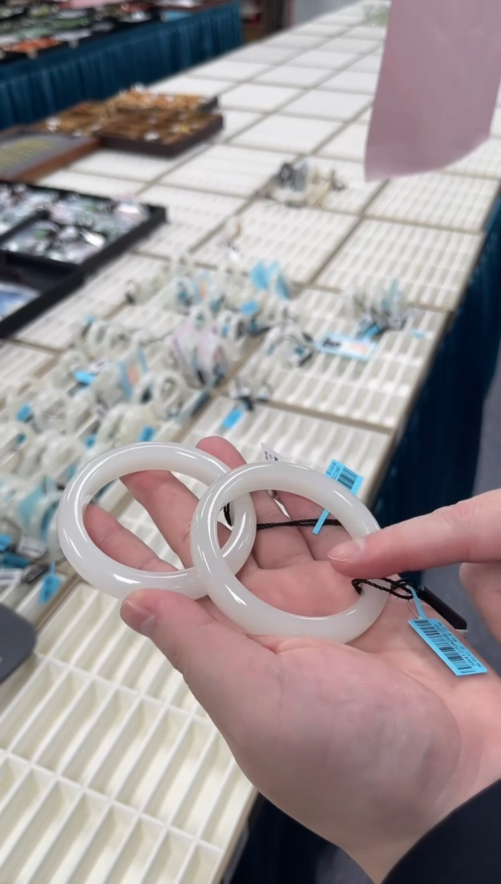 【闪购商品】和田玉手镯未镶嵌一个(多样性发一)圈口约mm:52-60