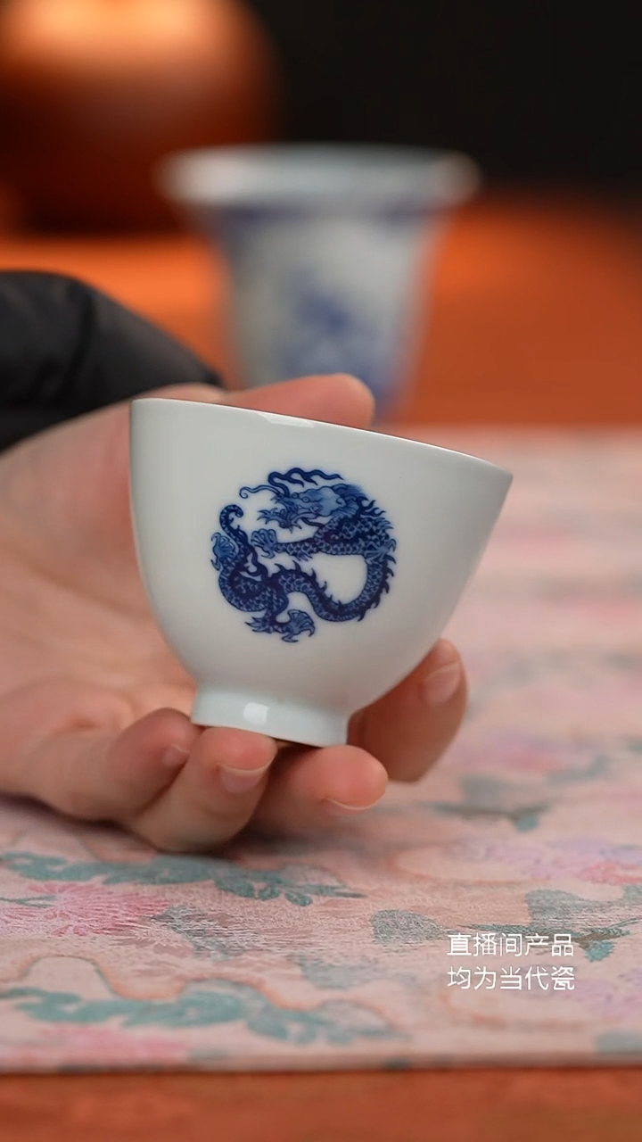 望玉青花团龙鸡心杯