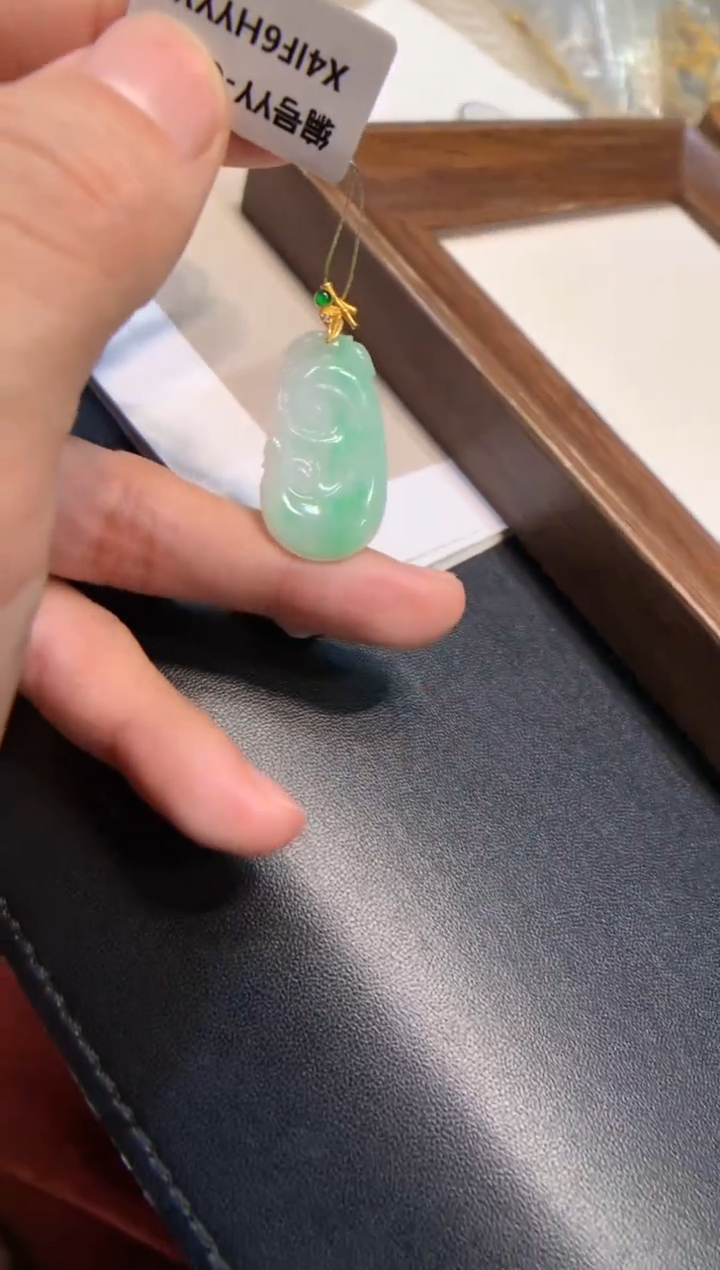 颈饰18K金镶嵌翡翠如意