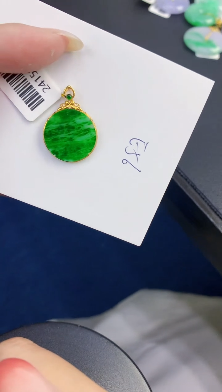 翡翠18K金镶嵌颈饰缅甸天然翡翠A货