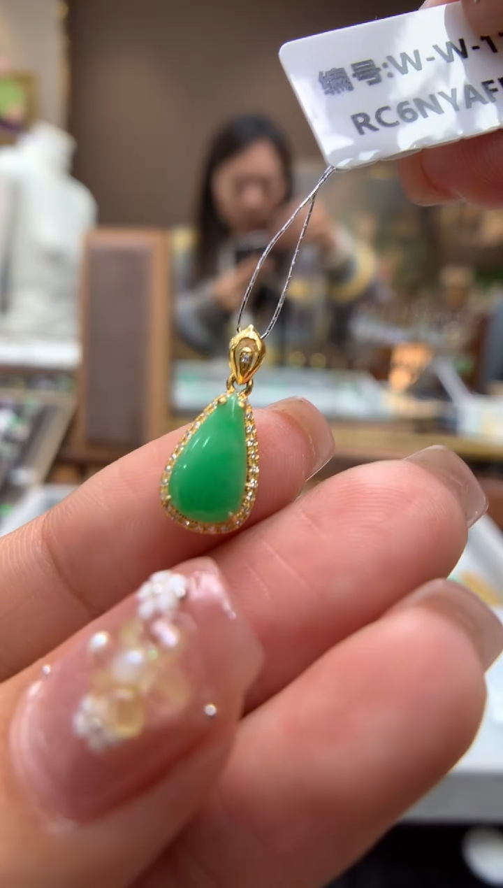 【闪购商品】翡翠颈饰18K金镶嵌水滴
