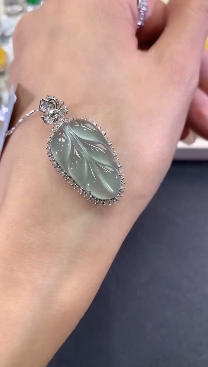 【闪购商品】翡翠吊坠(不含链)18K金镶嵌q85         