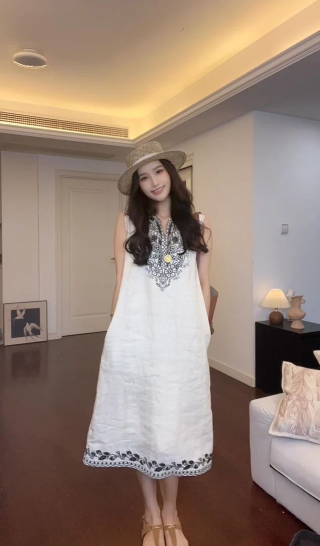 南油高货女时尚圆领刺绣无袖背心度假风连衣裙女小众设计高级感