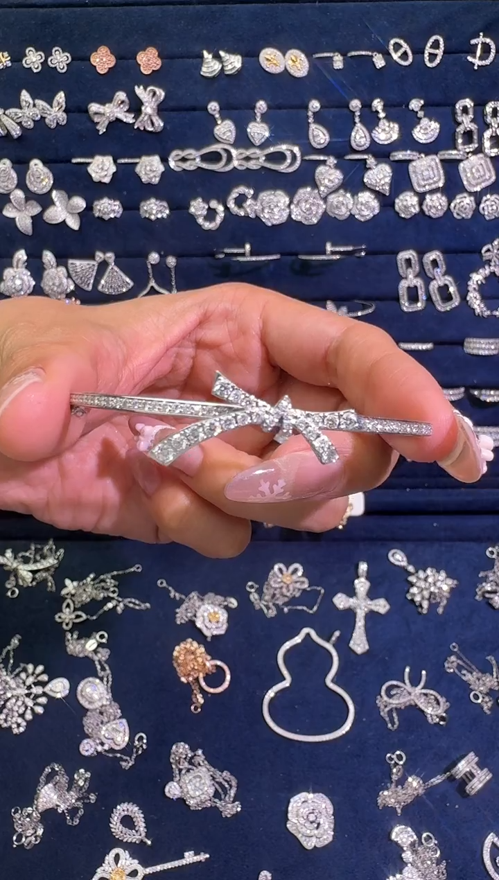 18K金镶嵌手镯钻石18k金蝴蝶结手镯1.05ct