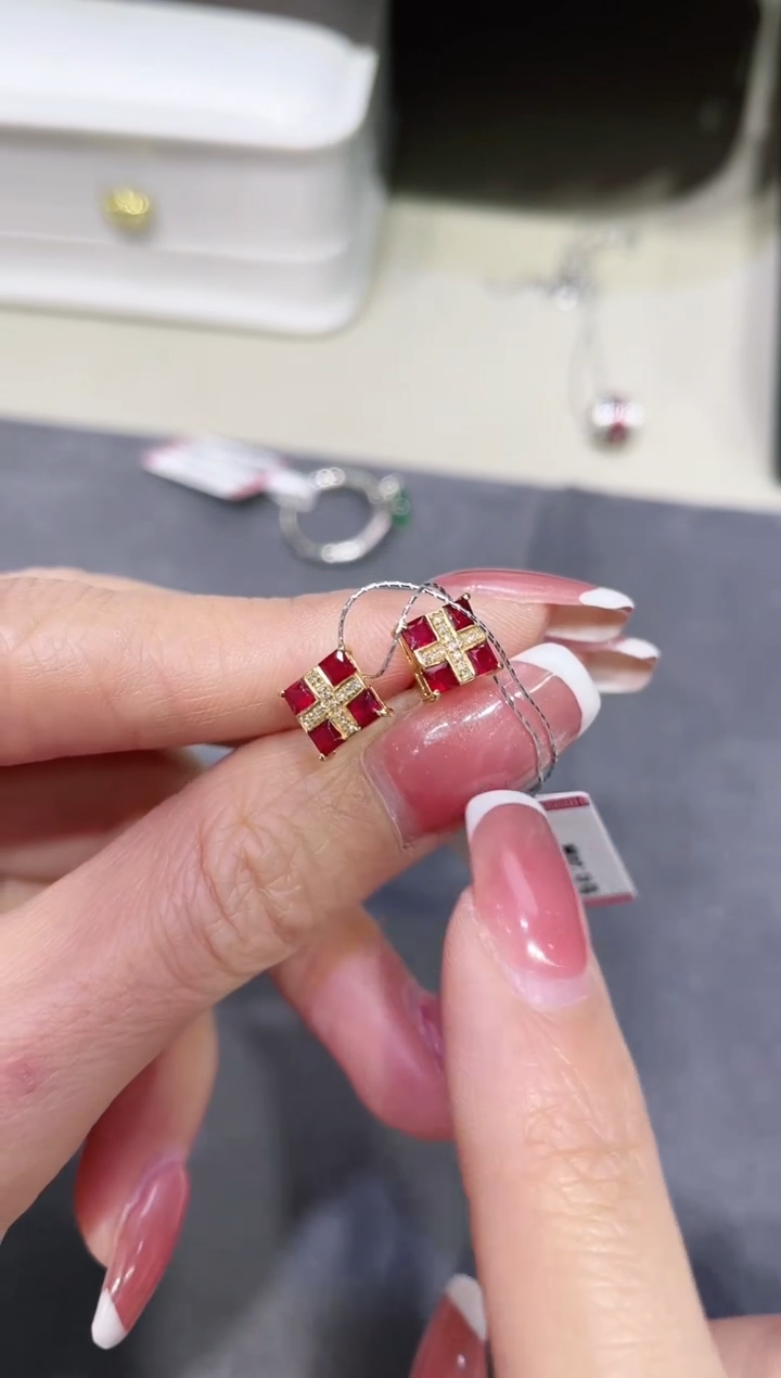 【闪购商品】红宝石耳饰18K金镶嵌·