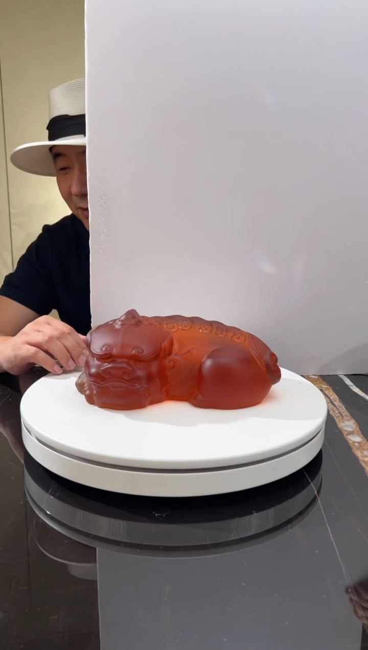 摆件蜜蜡色卧福貔貅艺术琉璃摆件
