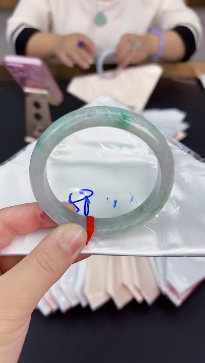 翡翠手镯未镶嵌翡翠手镯