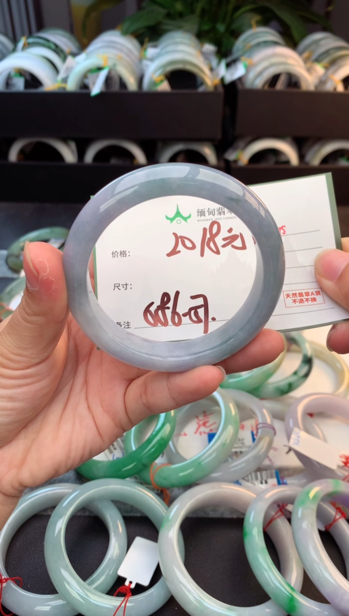 未镶嵌定制翡翠与****?毛货需精细抛光+多人