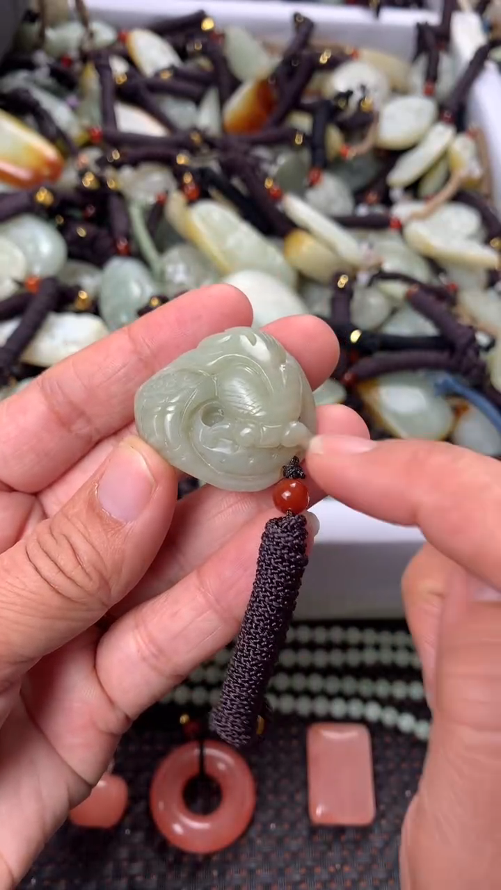 【闪购商品】和田玉颈饰未镶嵌多样性发货没有证书.拍一发一，有瑕